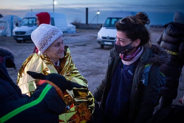 An IsraAid worker assists a Ukrainian woman during the war (courtesy IsraAid)