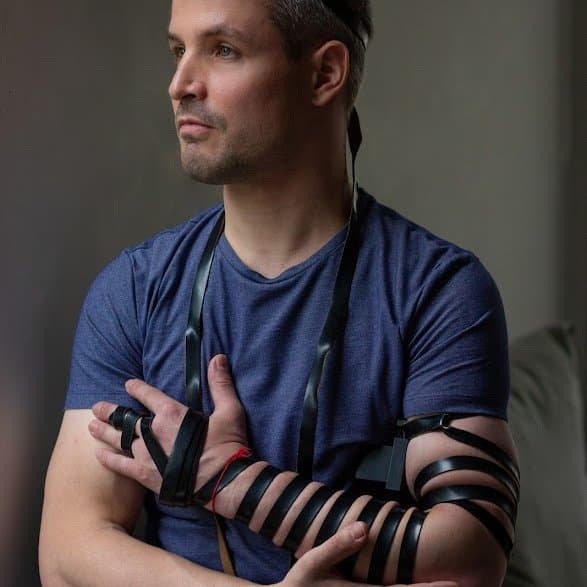 Man with tefillen wrapped around his arm