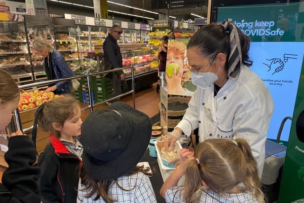 Roz Kaldor-Aroni demonstrating her technique to schoolchildren