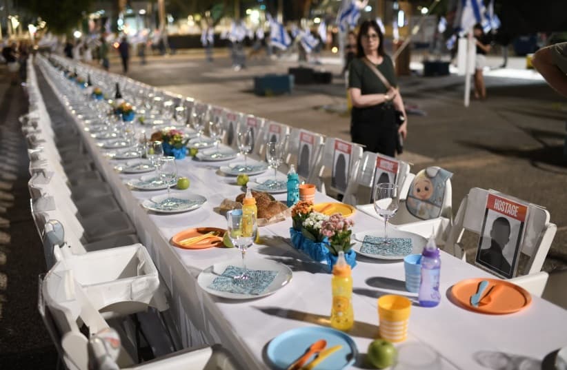 The empty shabbat table outside the Tel Aviv Museum of Art