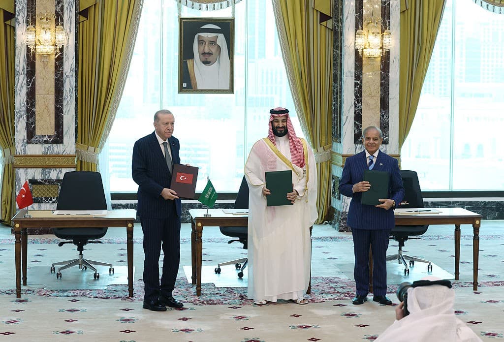 Turkiye, Saudi Arabia and Pakistan sign trilateral defense pact
