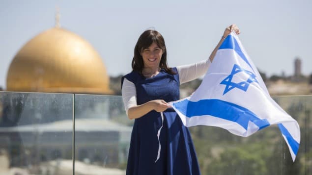 Tzipi Hotevely waves Israel flag before Dome of the Rock