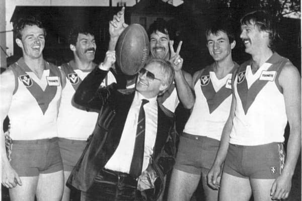 Edelsten with Swans players in 1985 (The Age archives)