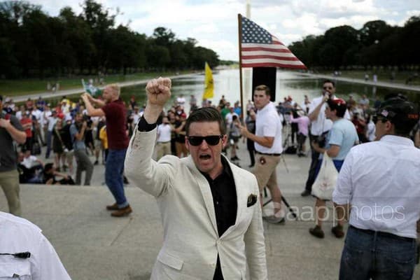 White Nationalist leader Richard Spencer (centre) chants back at counter-protesters, Washington DC, June 25, 2017 ( Reuters/Jim Bourg)