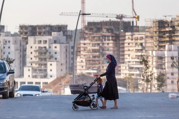 Haredi woman in Ramat Beit Shemesh (Emil Salman)