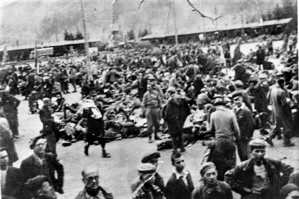 Allan Preiss's grandfather, Eliasz Preiss, in the centre of the photo, during the liberation of the Ebensee camp