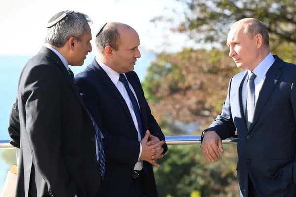Vladimir Putin with Naftali Bennett in Sochi, Russia, in October 2021 (Kobi Gideon/GPO)