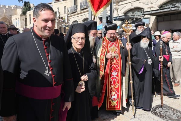Christians walking together in Jerusalem (Hana Bendcowski)