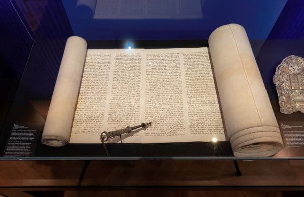 Torah, Kaifeng China, 17th century, British Library (Christian Capurro)
