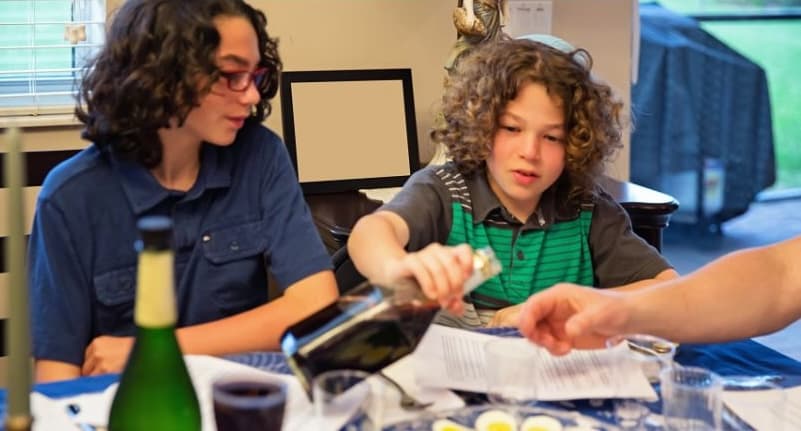 kids at Pesach seder