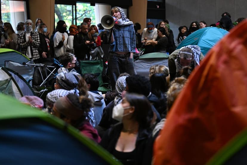 Pro-Palestinian protesters at Melbourne University (AAP Image/James Ross).