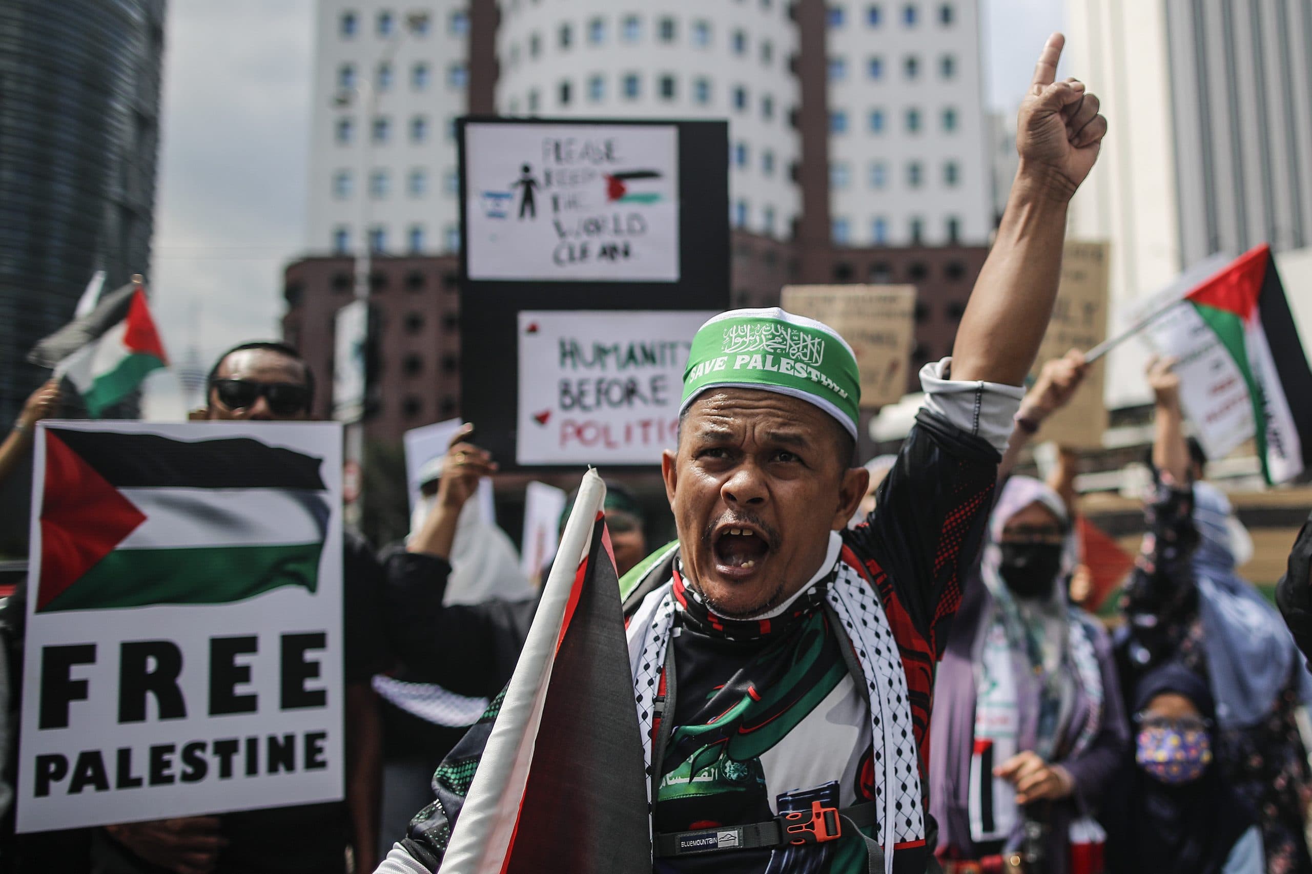 A Malaysian man supporting Palestine at a rally