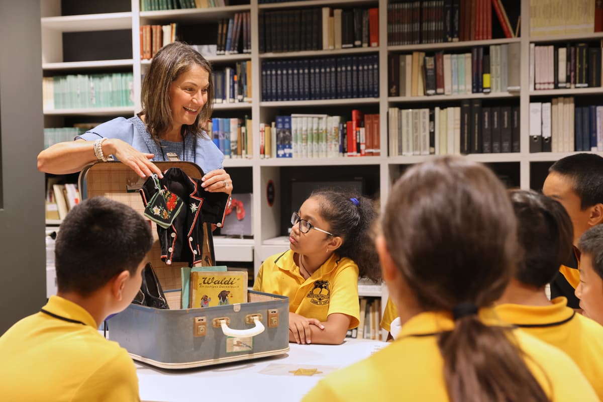 Ilana McCorquodale talks to students from Hilltop Primary about migration (SJM)