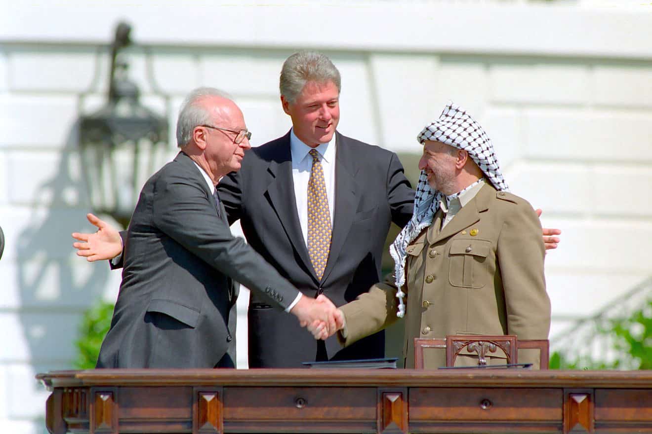 Bill_Clinton,_Yitzhak_Rabin,_Yasser_Arafat_at_the_White_House_1993-09-13