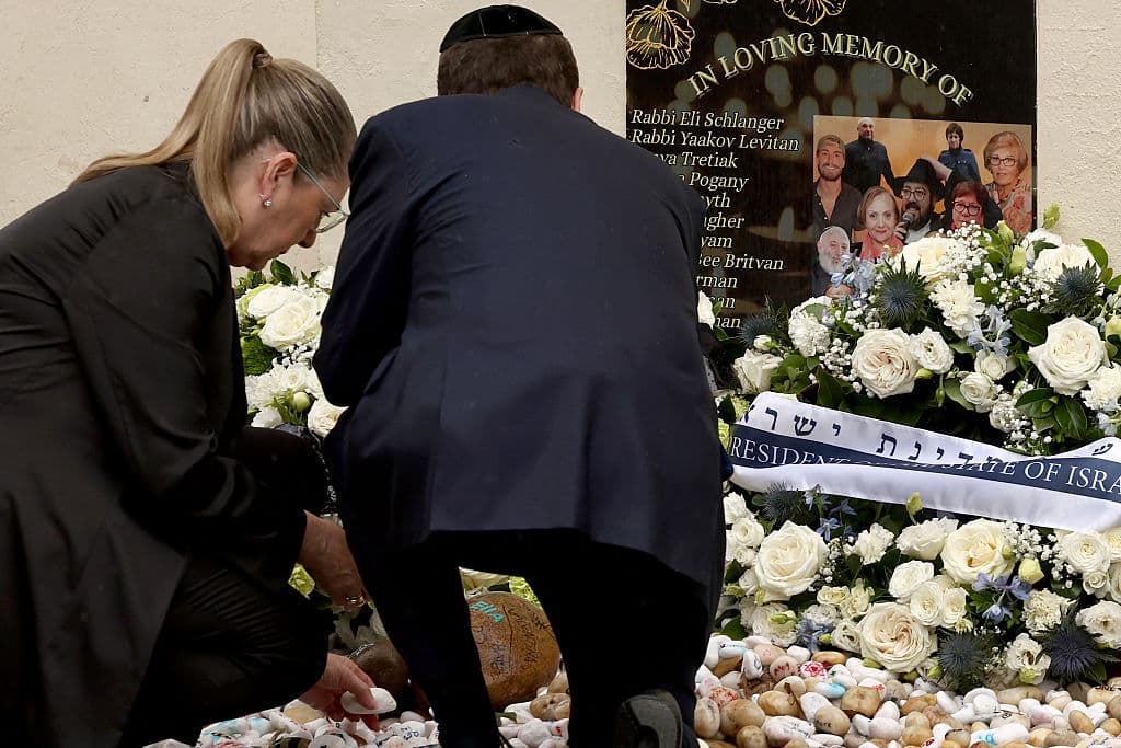 Israeli President Isaac Herzog and his wife Michal lay Jerusalem stones for victims of the December 14, 2025 gun attack at the Bondi Pavilion (David GRAY / AFP via Getty Images)