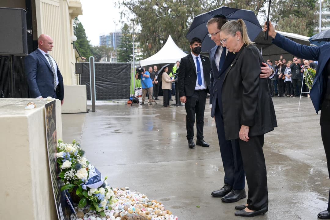 President Isaac Herzog and Michal Herzog lay a wreath at Bondi in memory of massacre victims(Israeli Government Media)