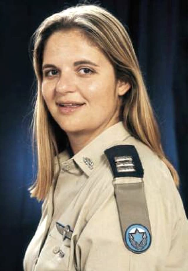 <strong>Air Force Captain Alice Miller, 1995. Credit: IDF Spokesperson’s Unit.</strong><br>