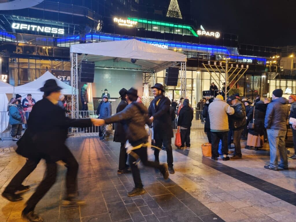 Chanukah celebrations on the street in Budapest (György Polgár)