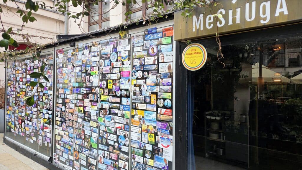 A restaurant in Budapest is plastered with tokens left by Israeli tourists (György Polgár)