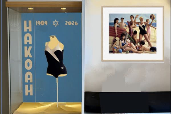 Costume with Hakoah badge in vitrine at the Museum (Anne Zahalka)