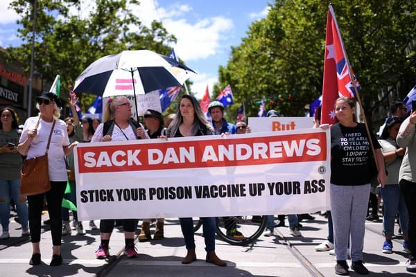 Protest against mandatory vaccination in Melbourne, November 27, 2021 (AAP/James Ross)
