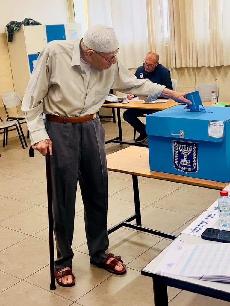 A 97-year-old Arab voter casts his ballot in Nazareth (Suha Salman-Mousa)