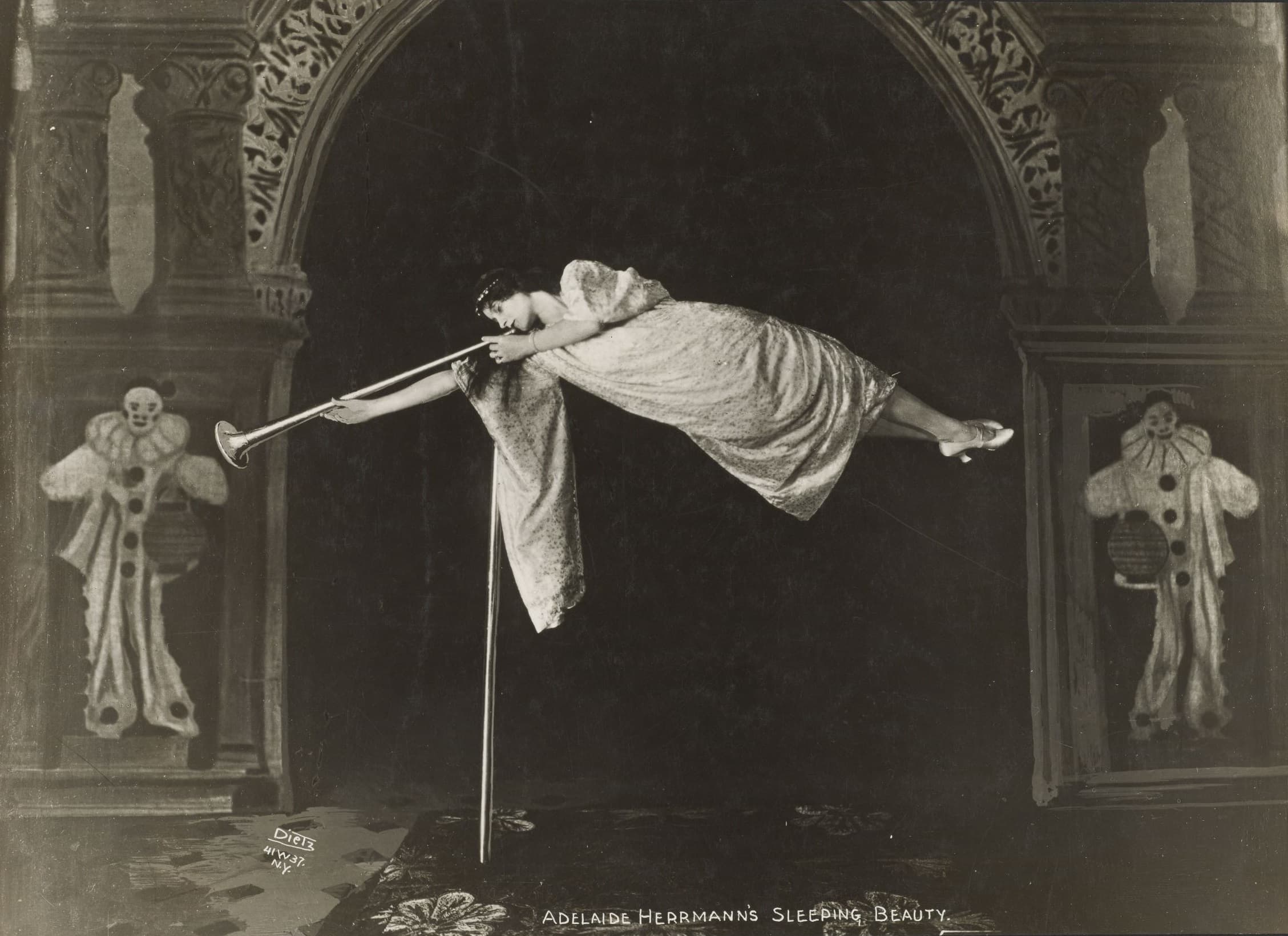 Adelaide Hermann magicianHarvard_Theatre_Collection_-_Hermann_TCS_28