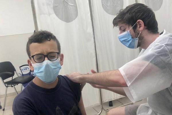 Niv Jankelowitz, 14, receives his vaccine