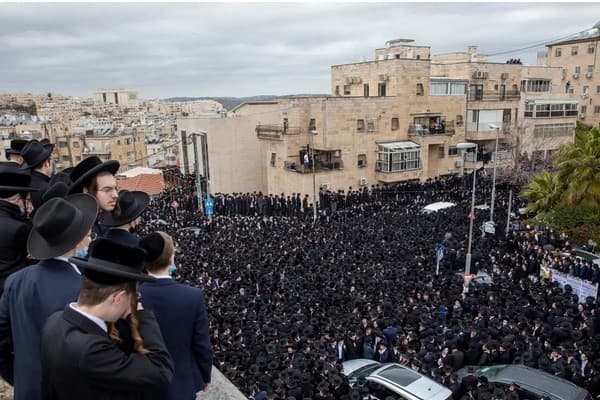 Haredim at the funeral of Rabbi Dovid Soloveitchik in Jerusalem in January 2021