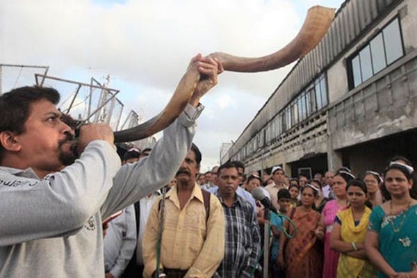 Blowing the shofar in Mumbai