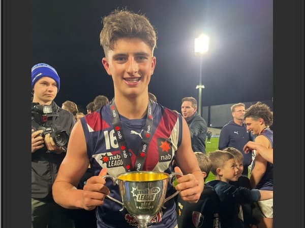 Harry Sheezel holding the 2022 NAB League premiership trophy