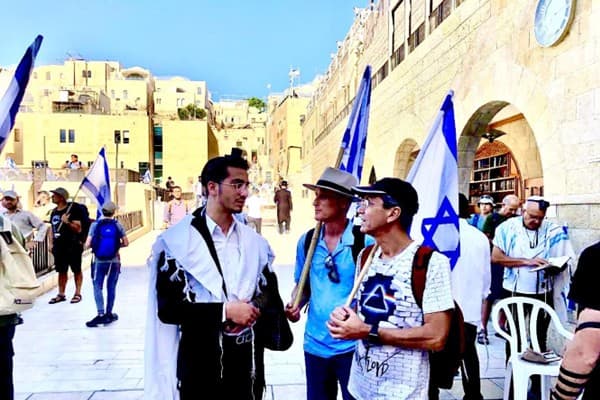 Flags at the Kotel (Ittay Flescher)