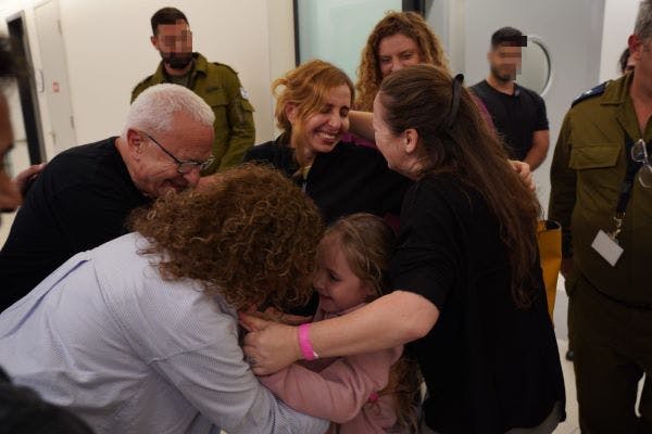 Daniele Aloni and her daughter Emilia are reunited with their family  (IDF)