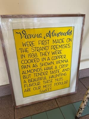 Vienna almonds sign (Aviva Lowy)