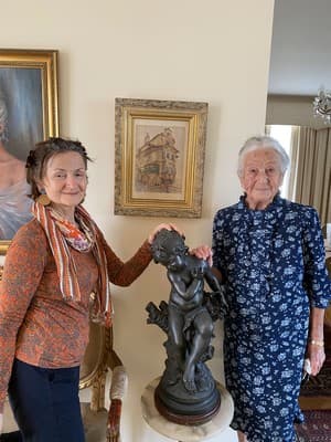 Olga Horak and Jana Vytrhlik with Eugen Barkany’s painting in 2022 (Anne Slade)