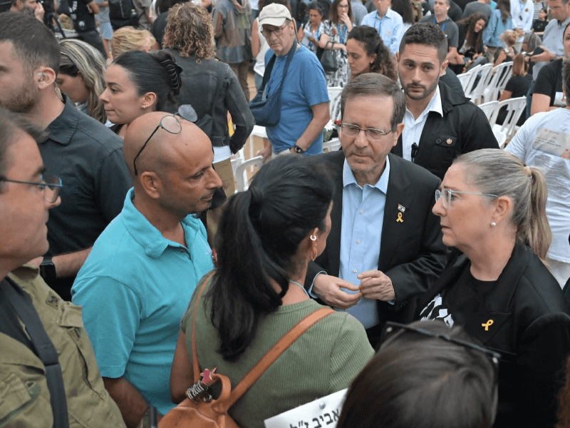 President Herzog talks to victims families at an October 7 memorial event (IPO).