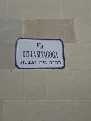 Street sign showing site of the synagogue