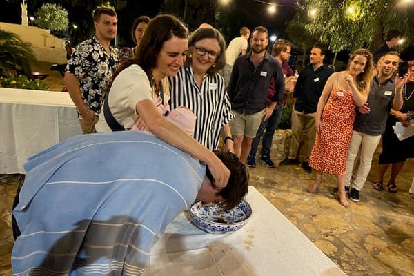 The bride washes the groom's hair 