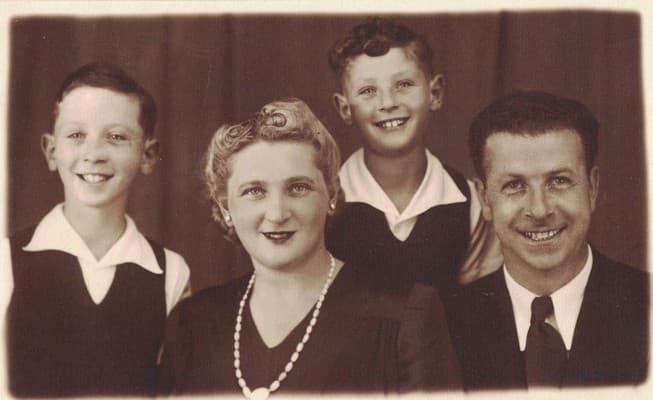 Leslie Buckwell (right) with sons Peter (left), Robbie and wife Edith